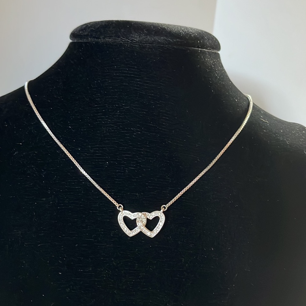 ANNE KLEIN Silver tone Necklace.new